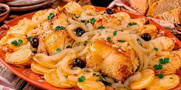 Bacalhau frito com cebolada: receita tradicional com batatas fritas