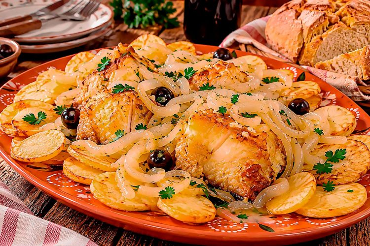Bacalhau frito com cebolada: receita tradicional com batatas fritas Bacalhau frito com cebolada: receita tradicional com batatas fritas