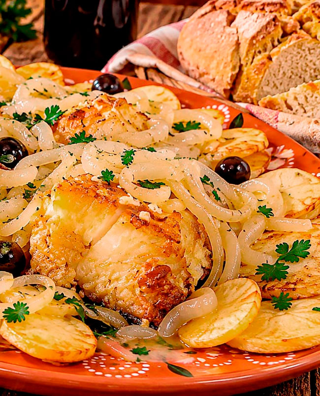 Bacalhau frito com cebolada: receita tradicional com batatas fritas Bacalhau frito com cebolada
