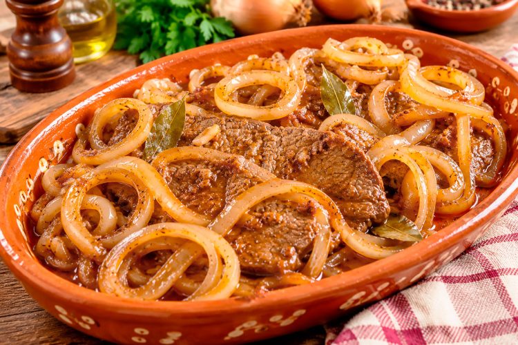 Bifes de cebolada na frigideira Bifes de cebolada na frigideira