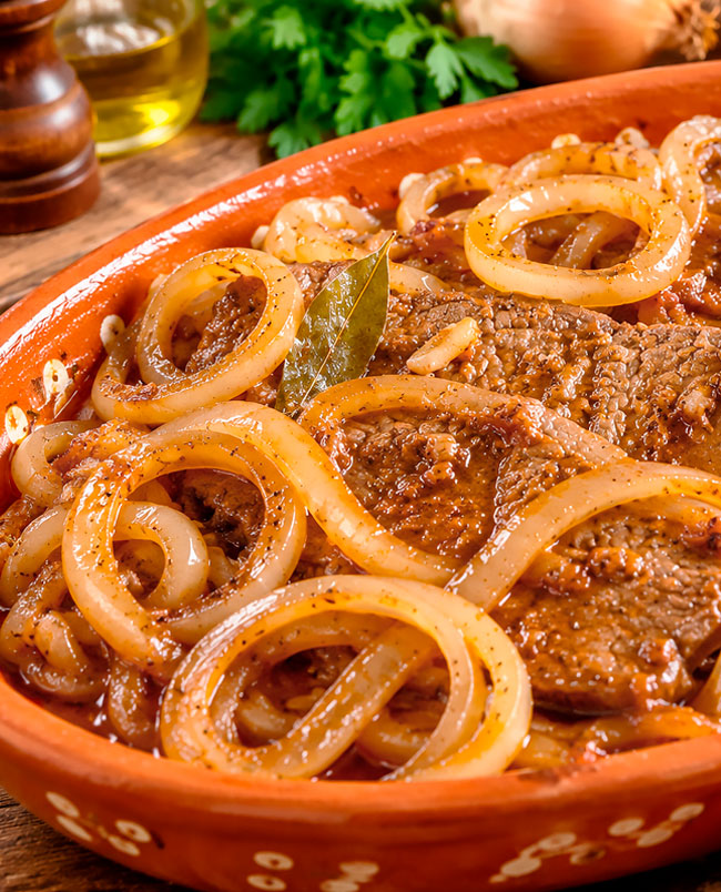 Bifes de cebolada na frigideira Bifes de cebolada na frigideira