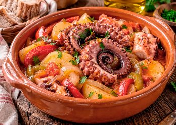 Caldeirada de polvo à portuguesa: receita tradicional com batatas e molho apurado