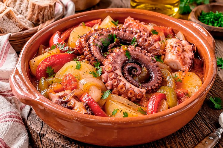 Caldeirada de polvo à portuguesa: receita tradicional com batatas e molho apurado