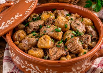 Carne de porco com castanhas à transmontana: receita tradicional