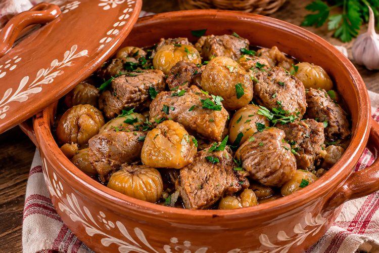 Carne de porco com castanhas à transmontana: receita tradicional