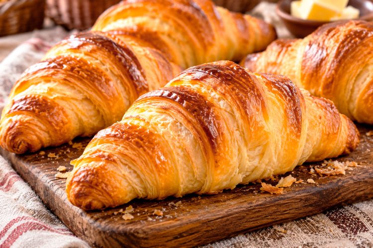 Croissants caseiros: receita fácil para ficarem dourados, folhados e amanteigados Croissants caseiros: receita fácil para ficarem dourados, folhados e amanteigados