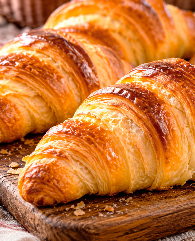 Croissants caseiros: receita fácil para ficarem dourados, folhados e amanteigados Croissants caseiros