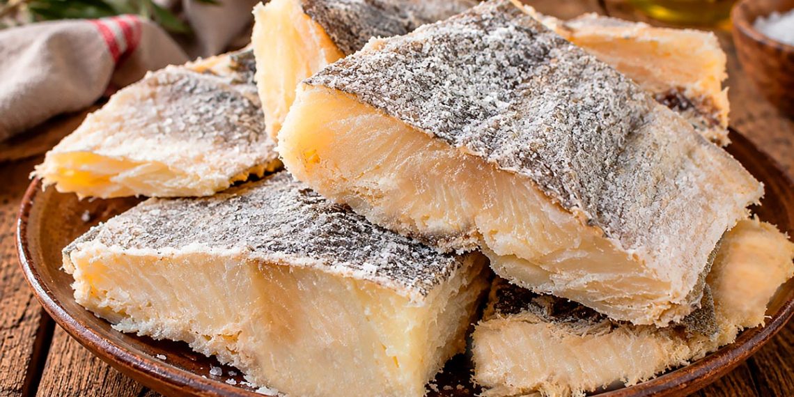 NCultura Notícias – Cultura, História, Viagens, Sociedade, Gastronomia Como demolhar bacalhau corretamente: tempos, truques e dicas para ficar no ponto