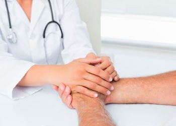 Doente oncológico no trabalho: conheça os direitos, as faltas, a baixa médica e as regras do despedimento