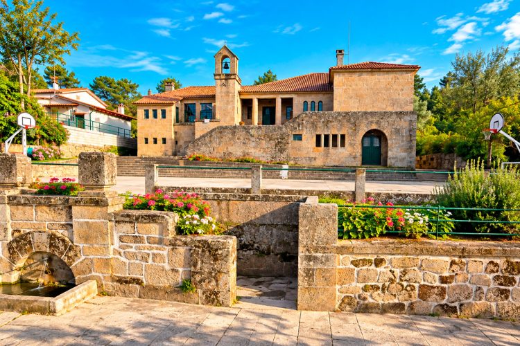 A antiga escola de Faiões é considerada uma das mais bonitas de Portugal e esconde uma história extraordinária