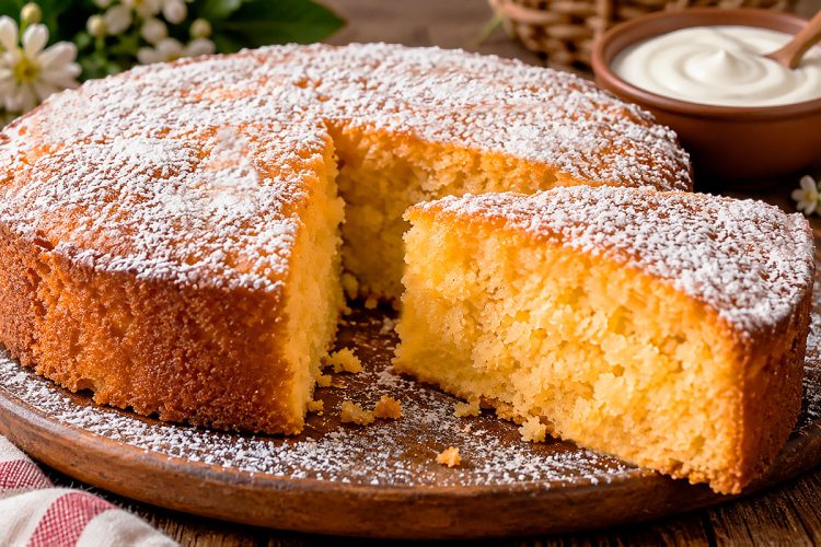 Bolo de iogurte e aveia húmido e fofo