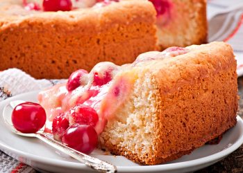 Bolo de iogurte grego húmido e fofinho