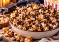 Pipocas caramelizadas com chocolate: receita crocante e irresistível Pipocas caramelizadas com chocolate: receita crocante e irresistível