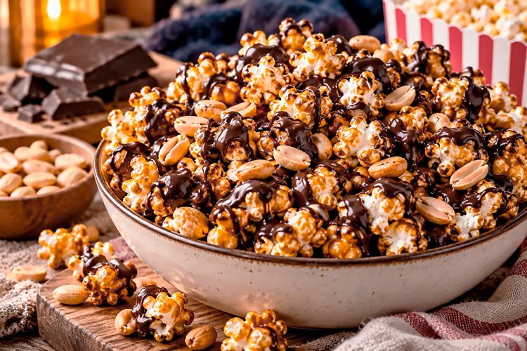 Pipocas caramelizadas com chocolate: receita crocante e irresistível