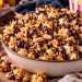 Pipocas caramelizadas com chocolate: receita crocante e irresistível Pipocas caramelizadas com chocolate: receita crocante e irresistível